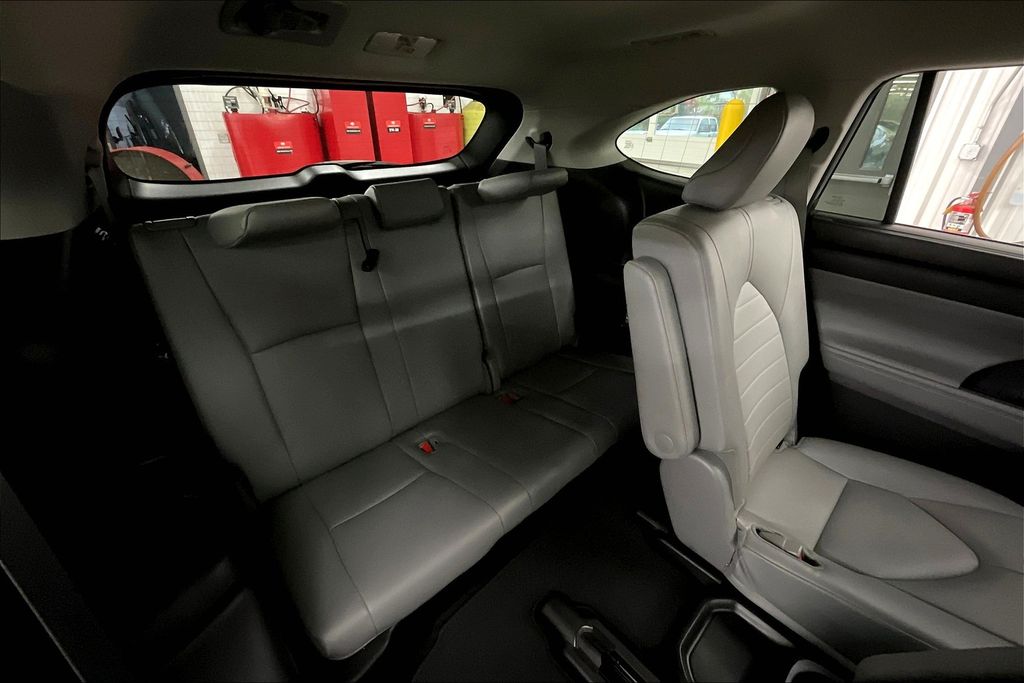 2022 Toyota Highlander Hybrid XLE photo 27