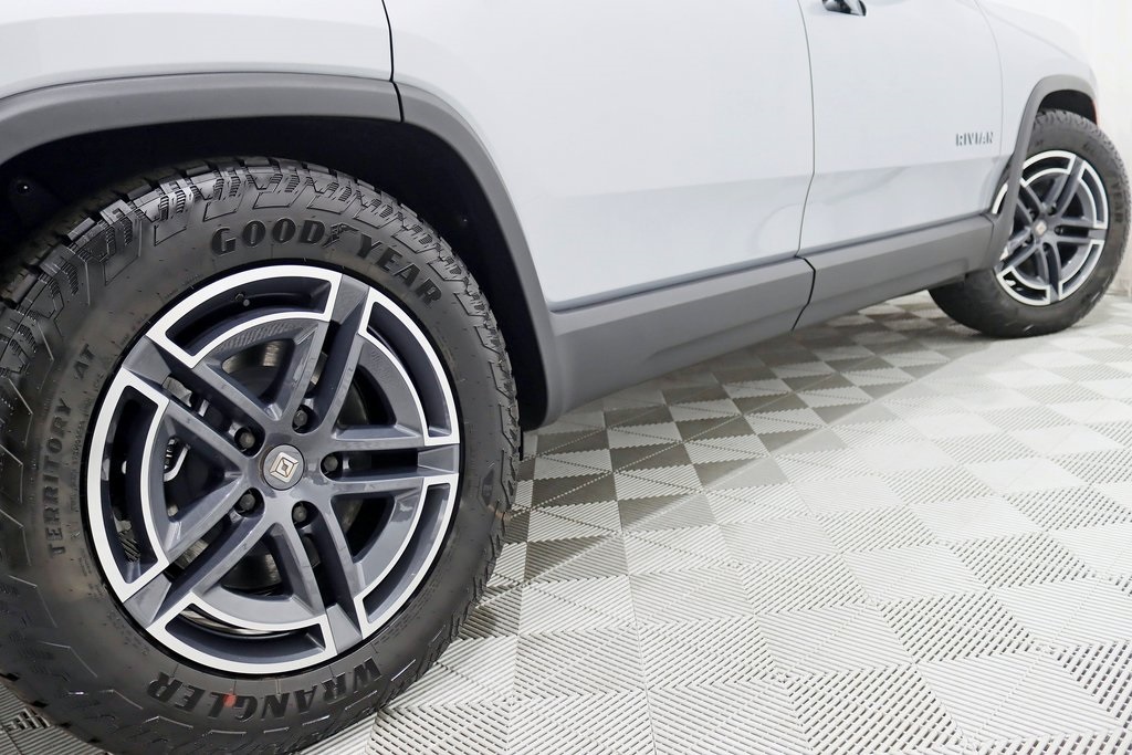 2025 Rivian R1S Adventure photo 9