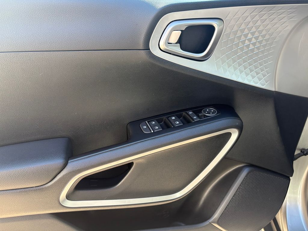 2023 Kia Soul LX photo 13