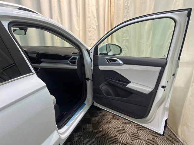 2025 Volkswagen Taos SE photo 29
