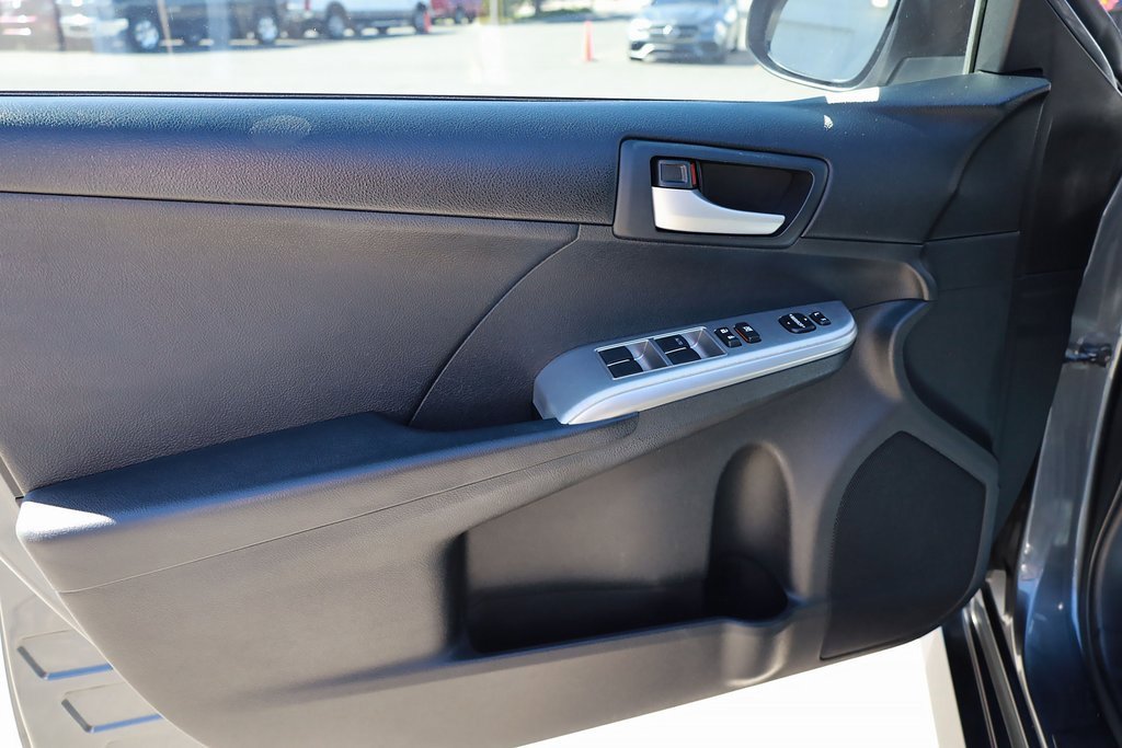 2012 Toyota Camry L photo 10