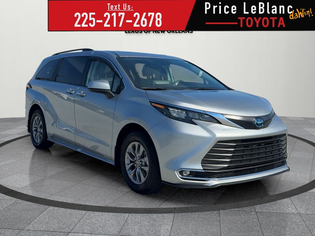 2024 Toyota Sienna XLE's photo