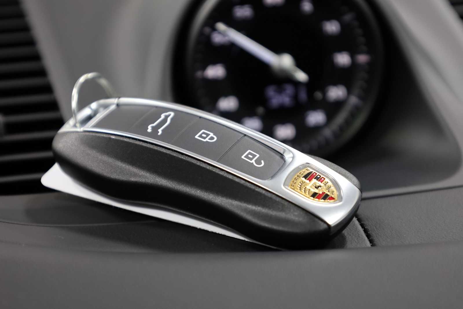 2024 Porsche Cayenne S E-Hybrid photo 32