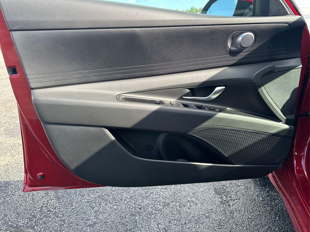 2025 Hyundai Elantra Hybrid photo 19