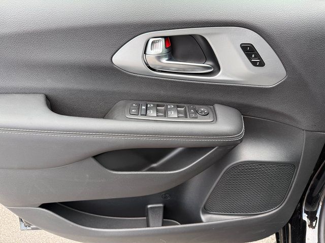 2026 Chrysler Pacifica Limited photo 25