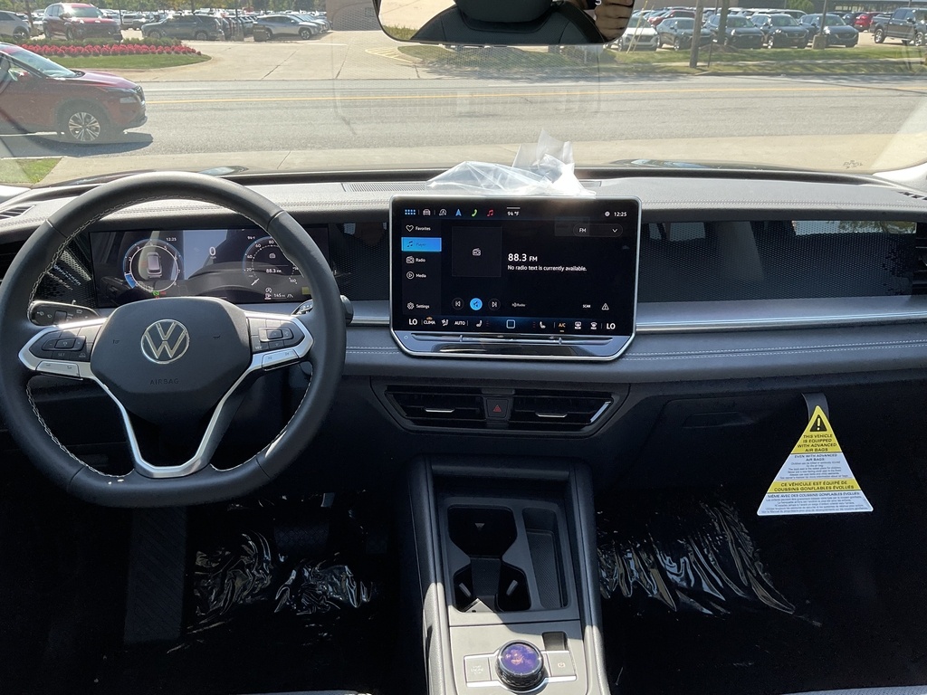 2025 Volkswagen Tiguan SE photo 4
