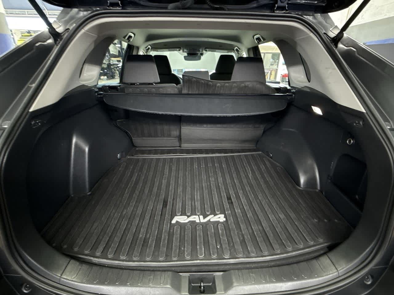 2023 Toyota RAV4 XLE photo 24