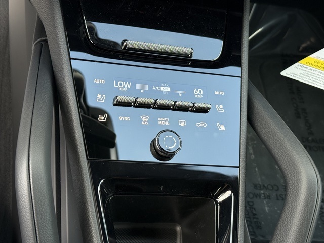 2025 Porsche Cayenne Base photo 16