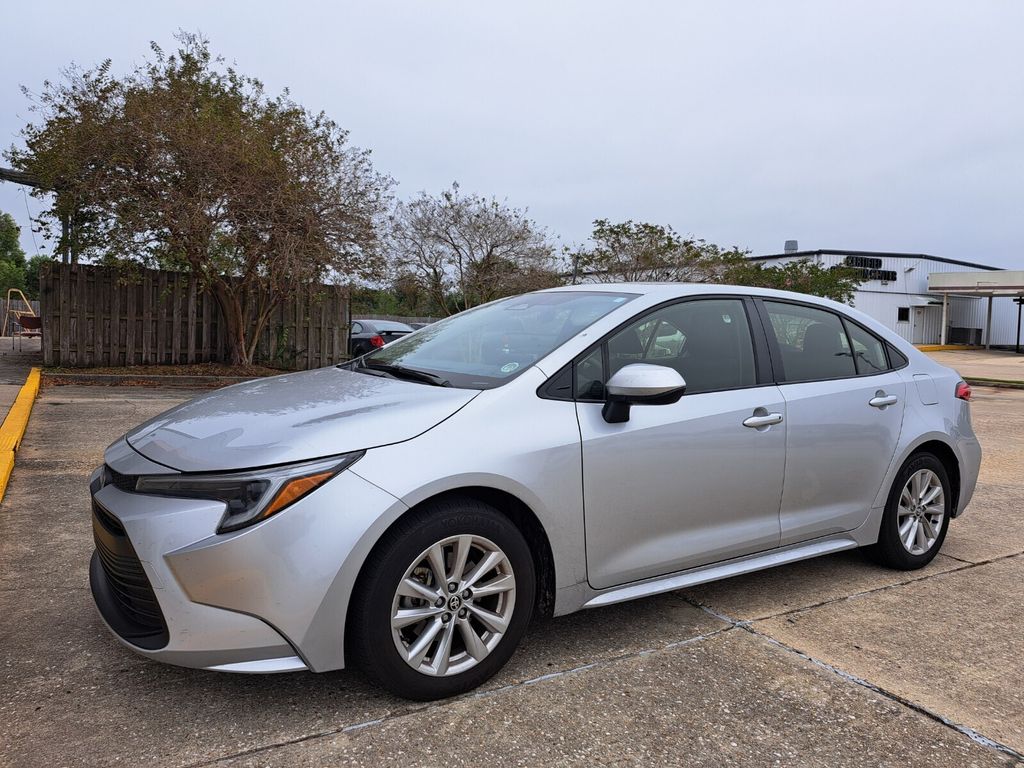 2024 Toyota Corolla LE's photo