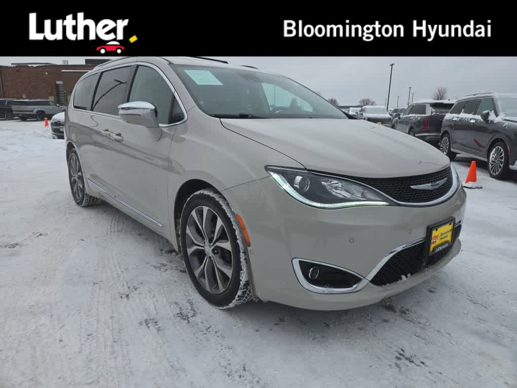 2019 Chrysler Pacifica Limited's photo