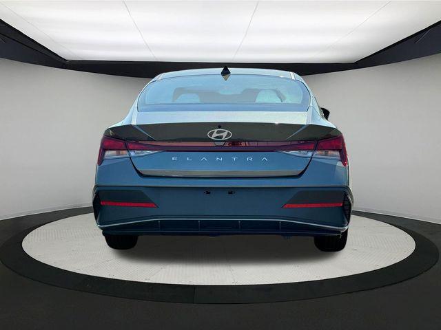 2025 Hyundai Elantra SE photo 4