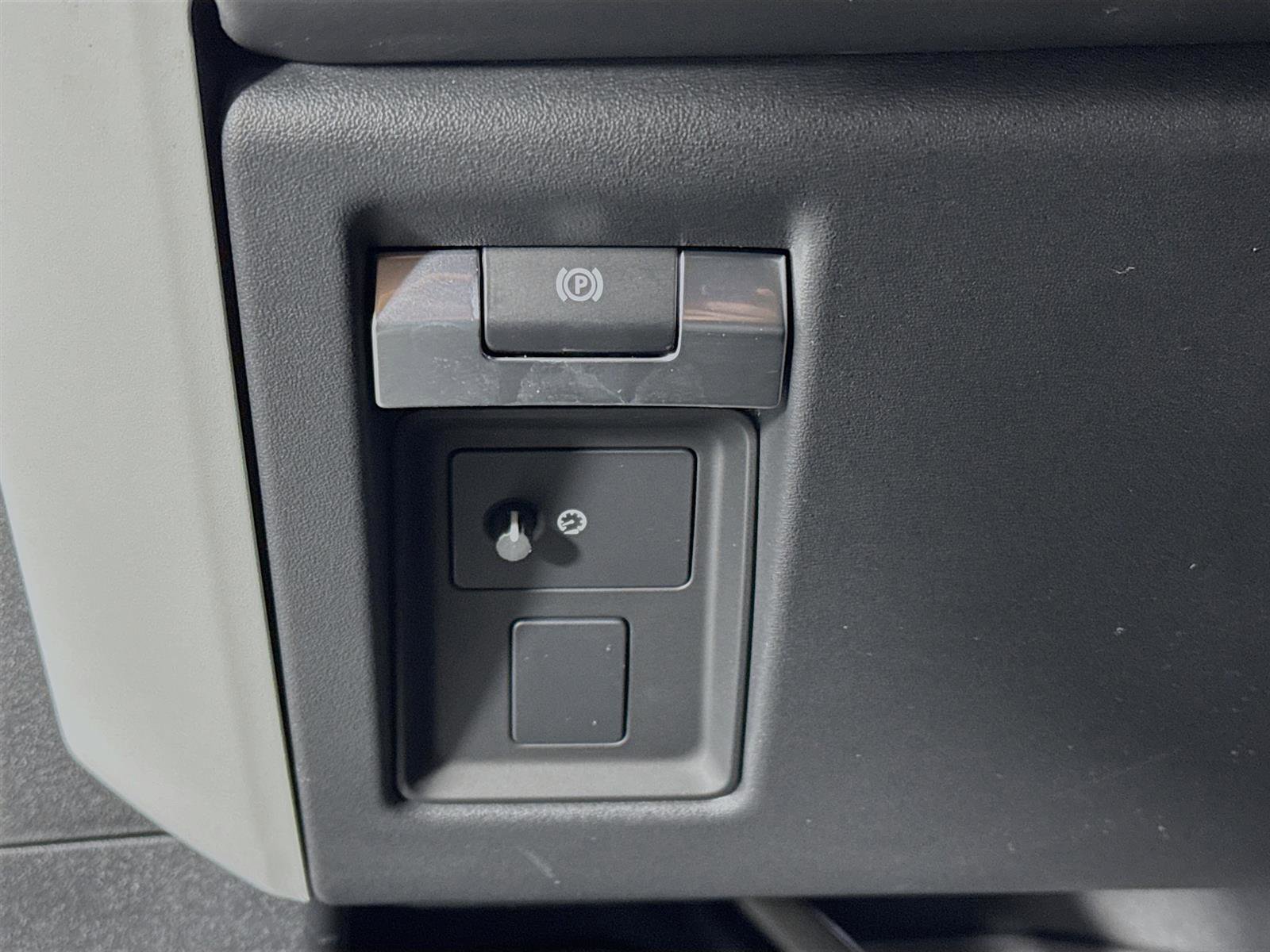 2025 Land Rover Defender 110 X-Dynamic SE photo 8