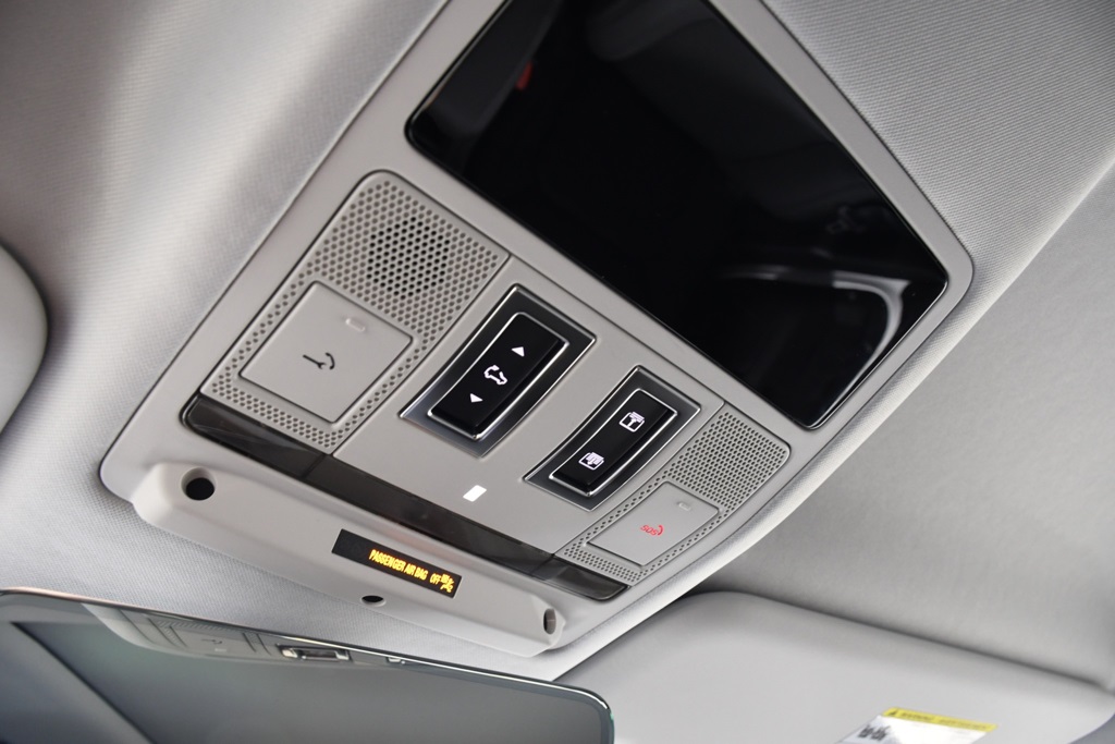 2025 Land Rover Defender 110 S photo 33