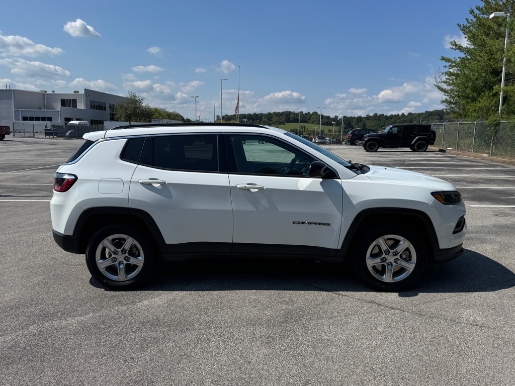 2024 Jeep Compass Latitude photo 4