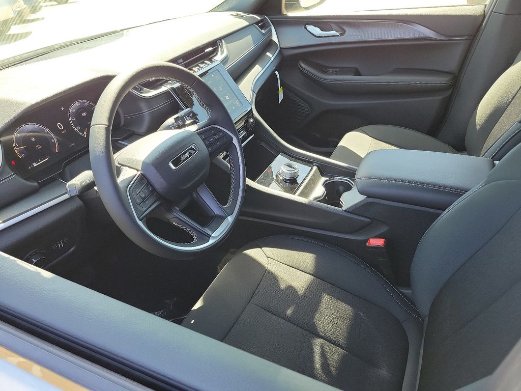 2025 Jeep Grand Cherokee Laredo X photo 2