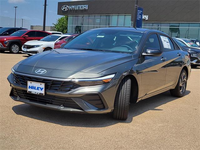 2025 Hyundai Elantra SEL Sport photo 2