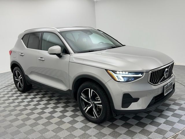 2024 Volvo XC40 Core photo 2