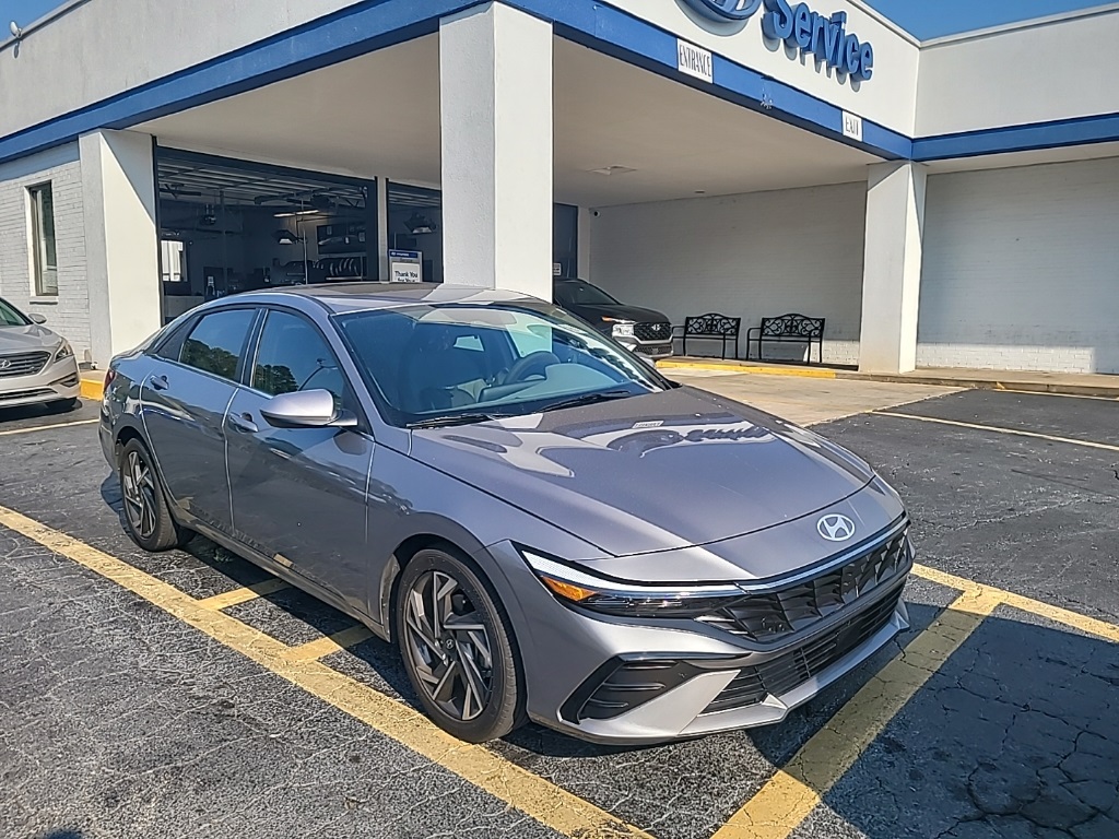 2024 Hyundai Elantra SEL Convenience photo 2