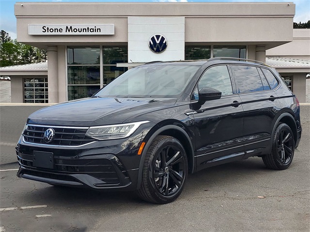 2024 Volkswagen Tiguan SE R-LINE BLACK's photo