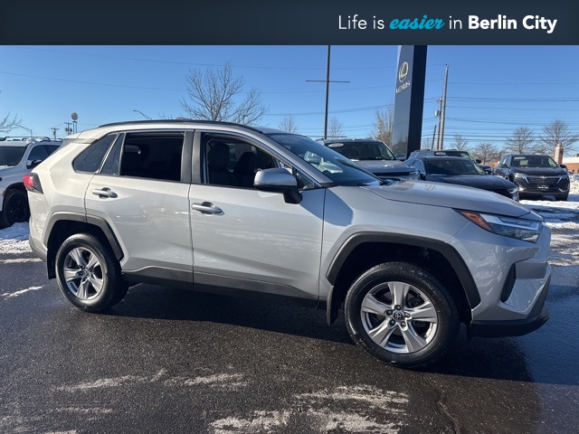 2023 Toyota RAV4 XLE's photo