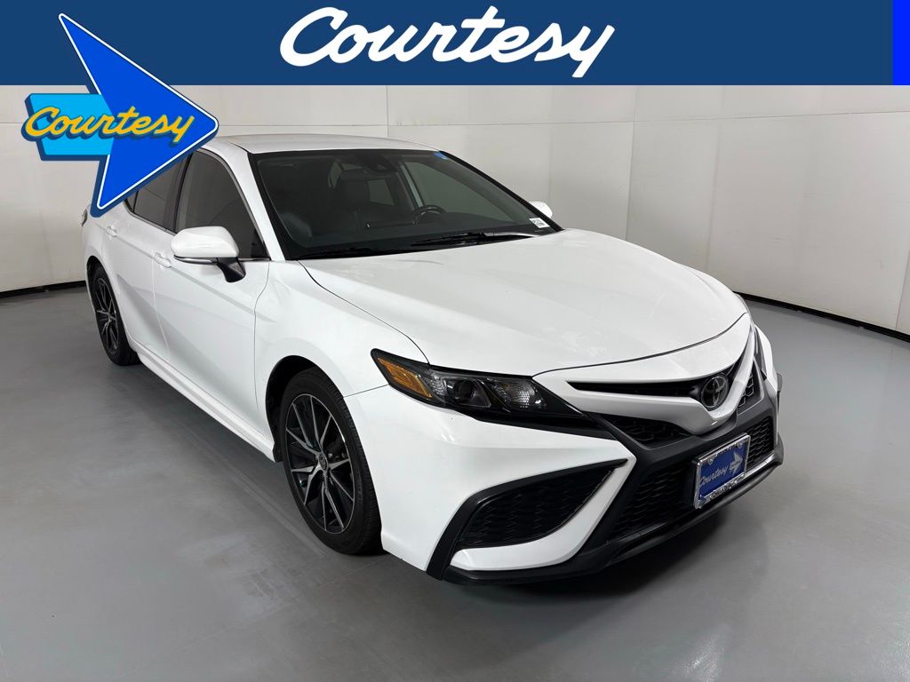 2024 Toyota Camry SE's photo