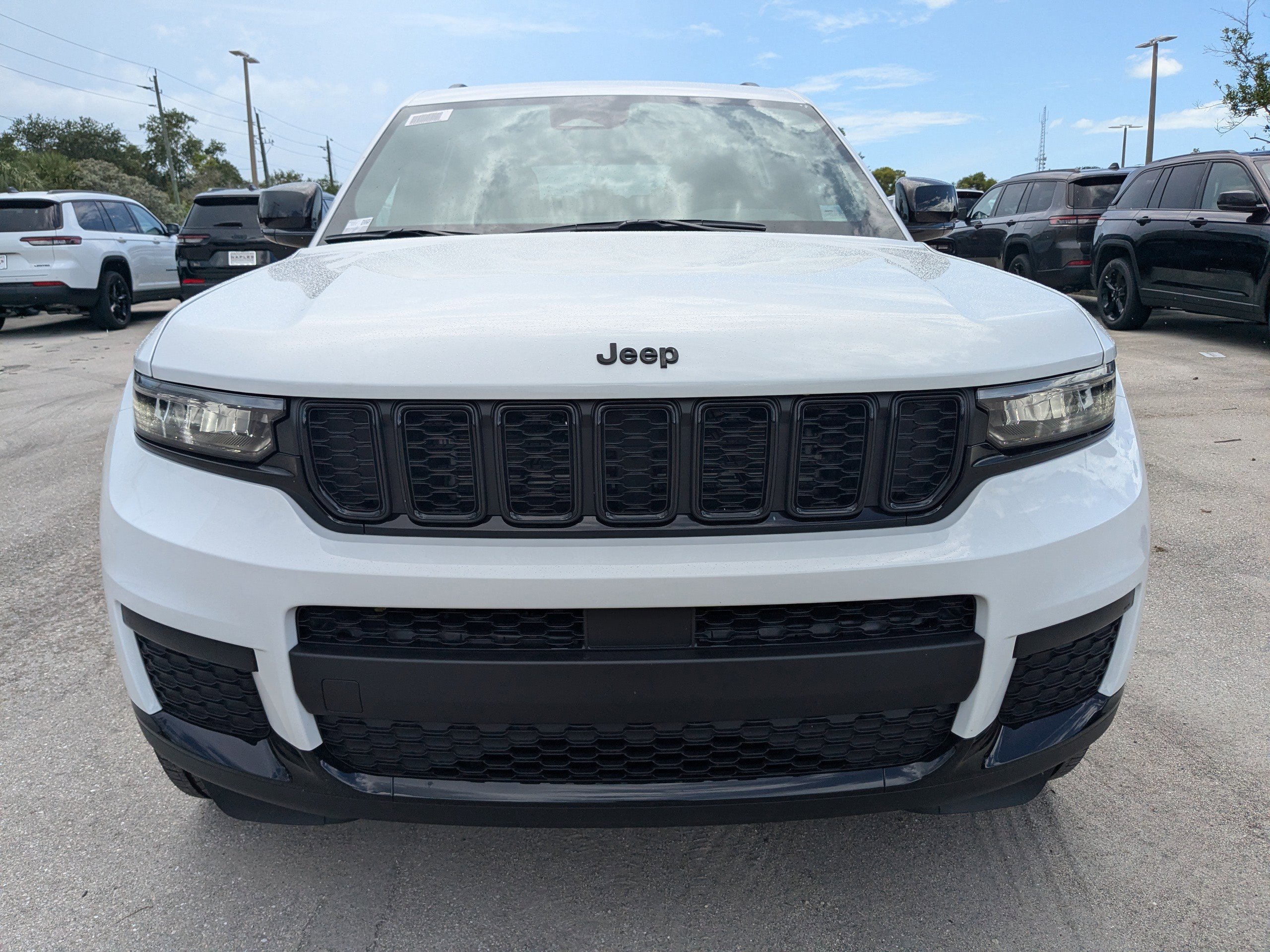 2025 Jeep Grand Cherokee Altitude photo 3
