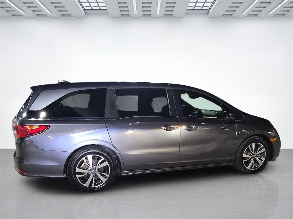 2022 Honda Odyssey Touring photo 2