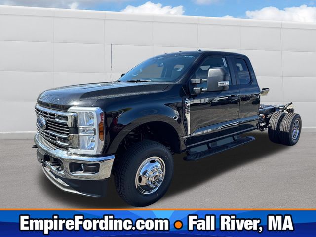 2025 Ford F-350 Super Duty Chassis Cab XL's photo