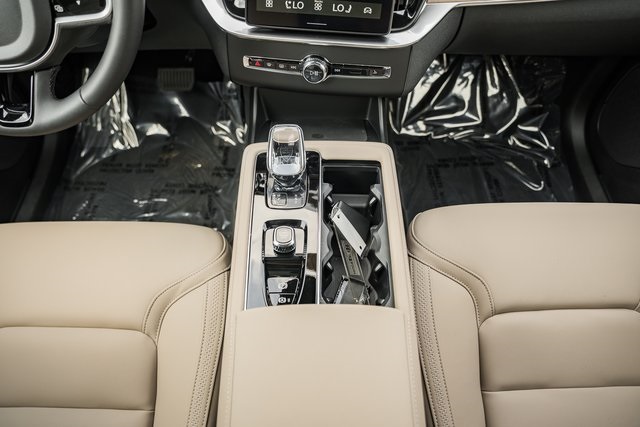 2026 Volvo XC90 T8 Plus photo 22