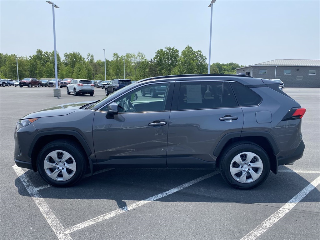 2021 Toyota RAV4 LE photo 4