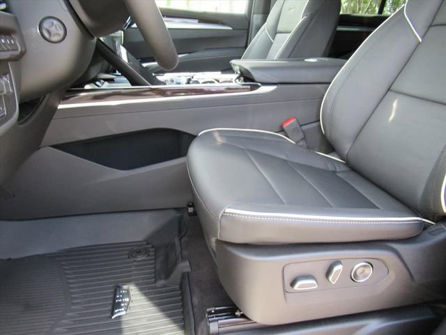 2026 Cadillac Escalade Luxury photo 13