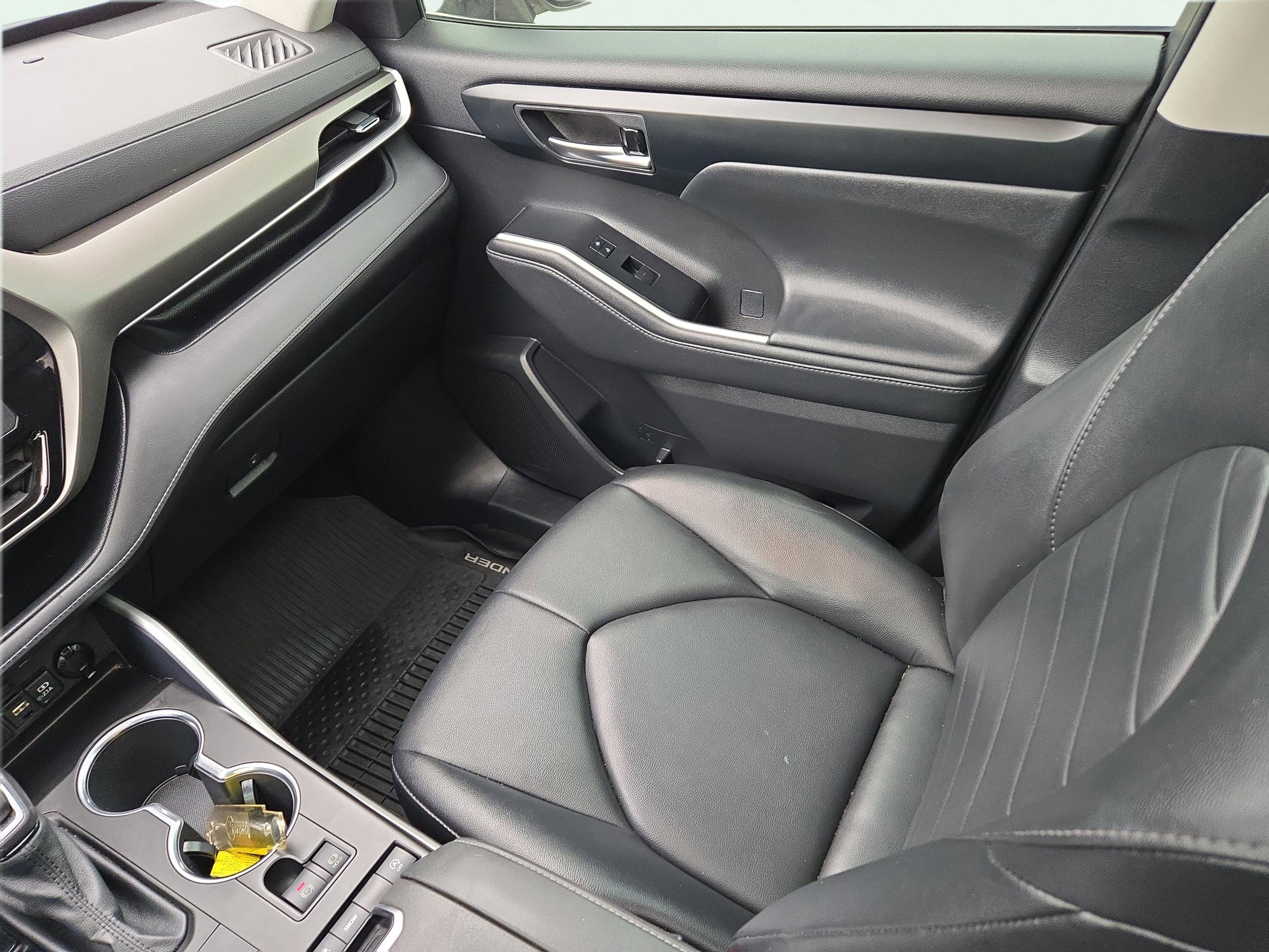 2021 Toyota Highlander XLE photo 18
