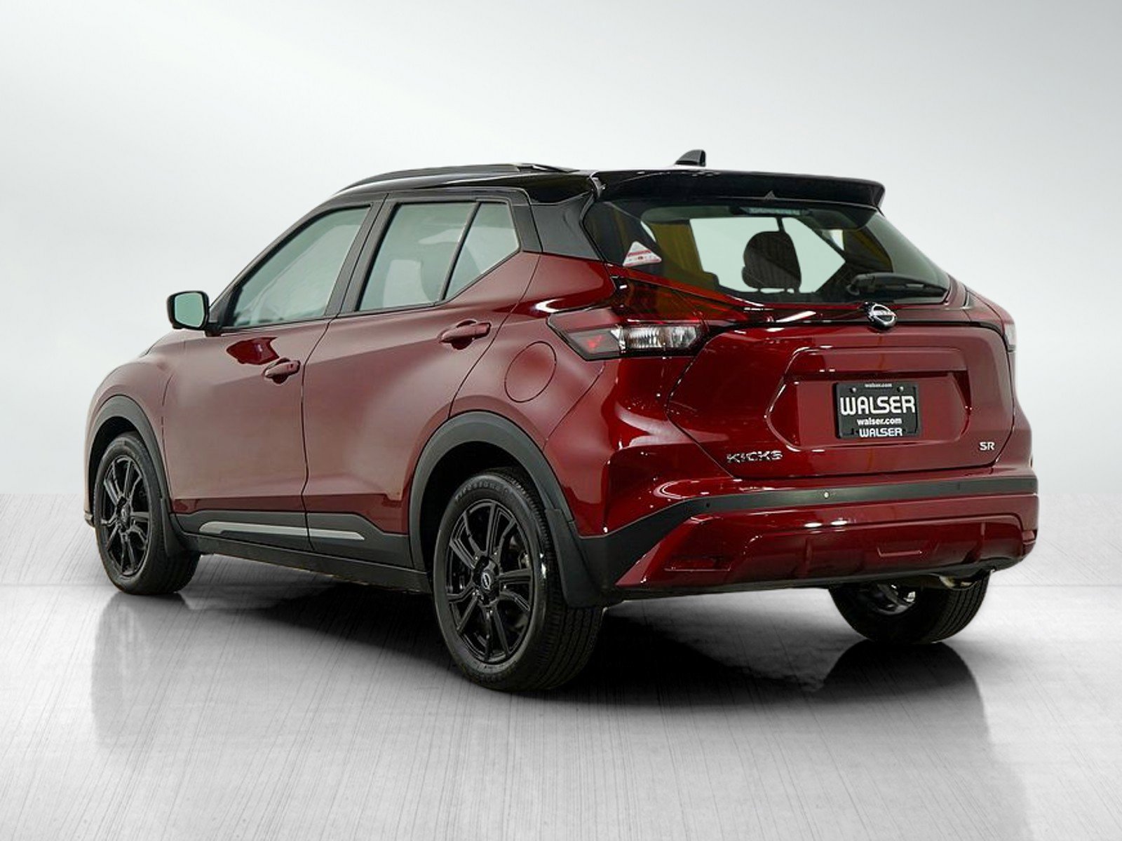 2022 Nissan Kicks SR photo 2