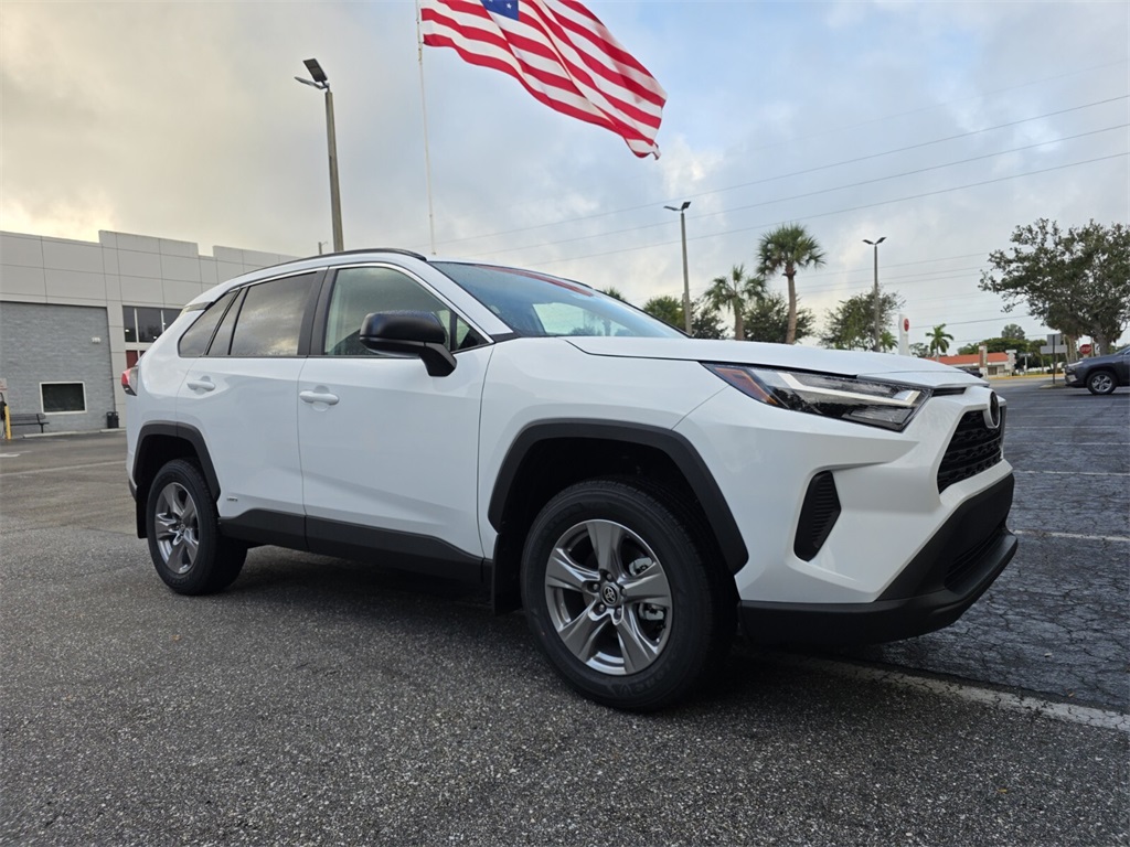 2025 Toyota RAV4 LE's photo