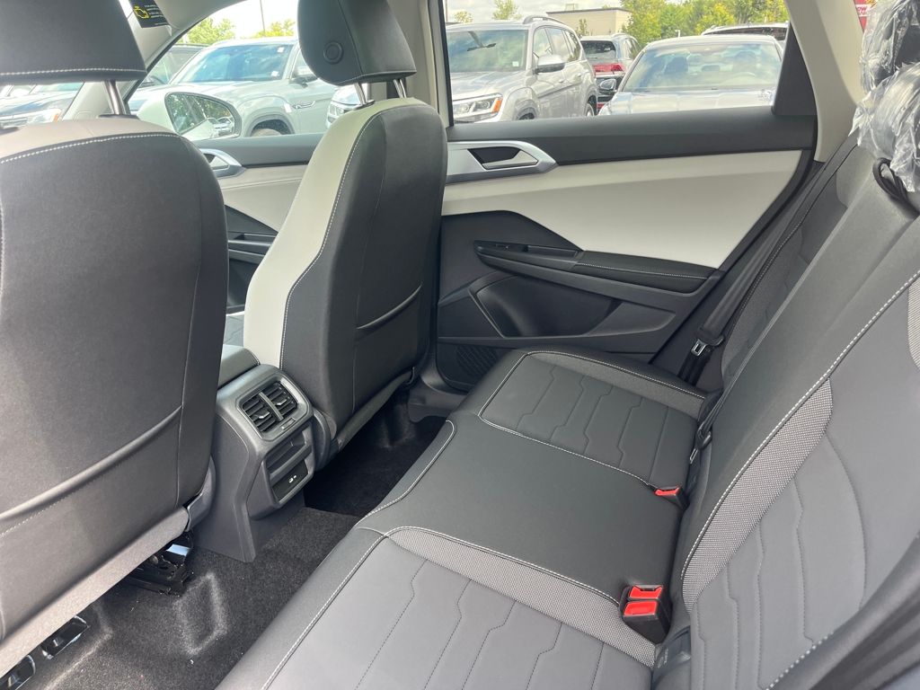 2025 Volkswagen Taos SE photo 18