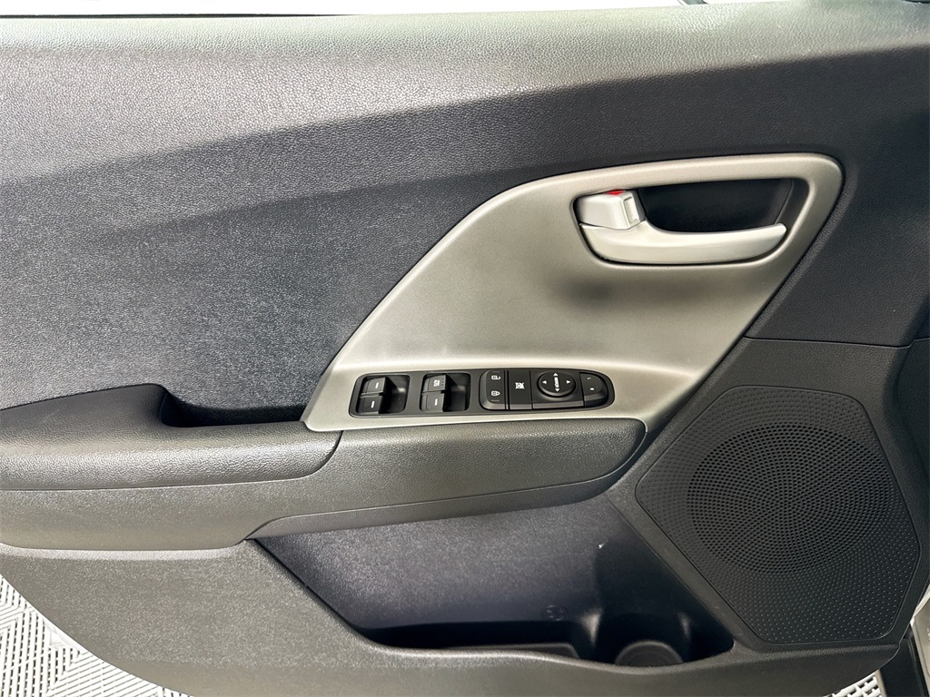 2021 Kia Niro LX photo 23