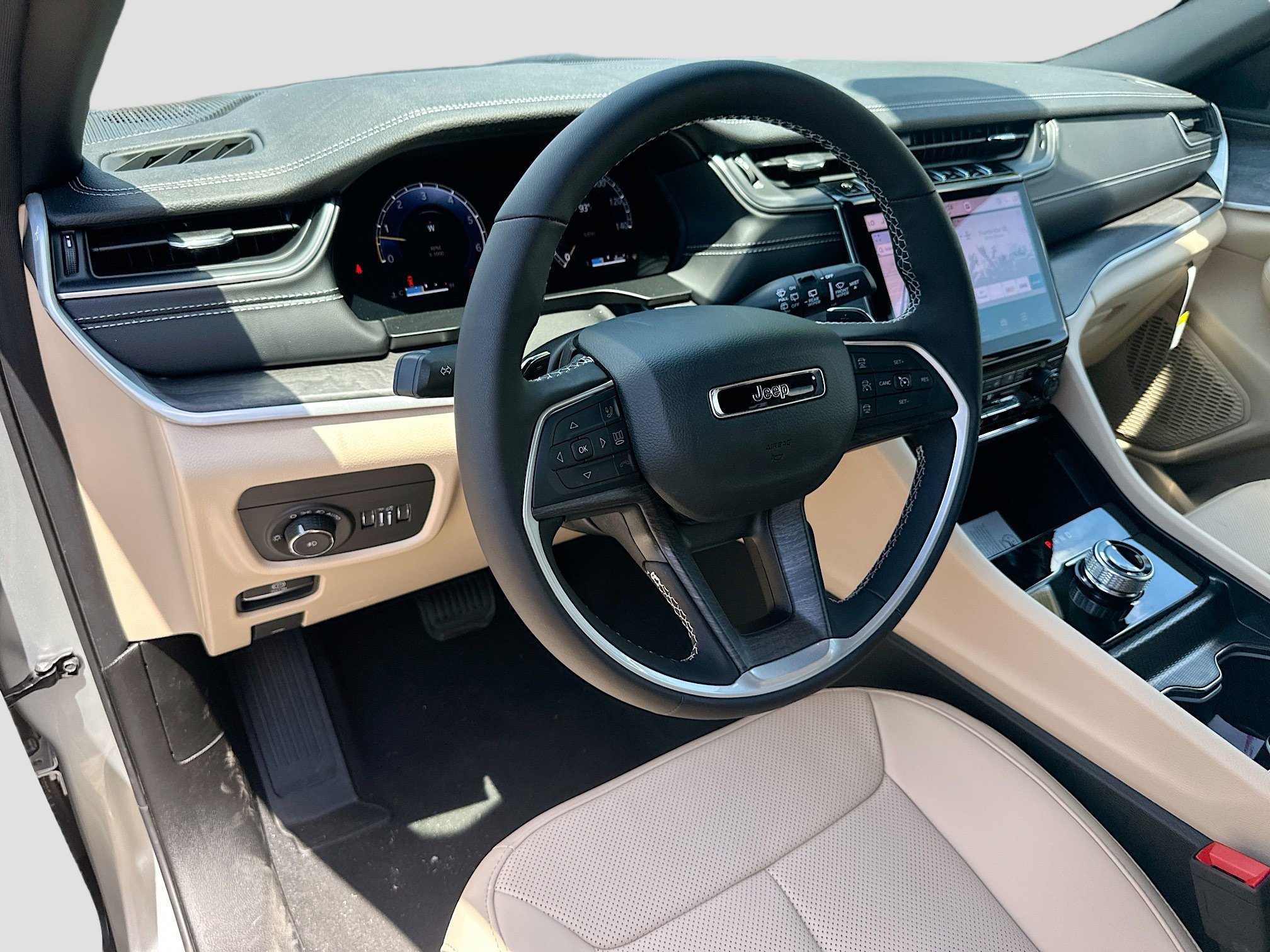 2025 Jeep Grand Cherokee Limited photo 3