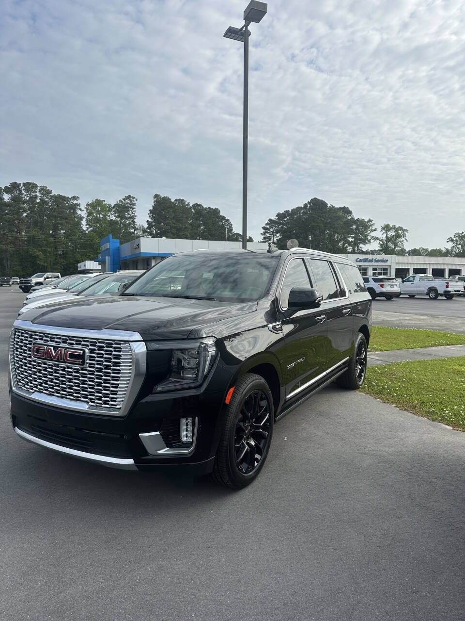 Used 2022 Black GMC Denali 4x4 4dr SUV image 1