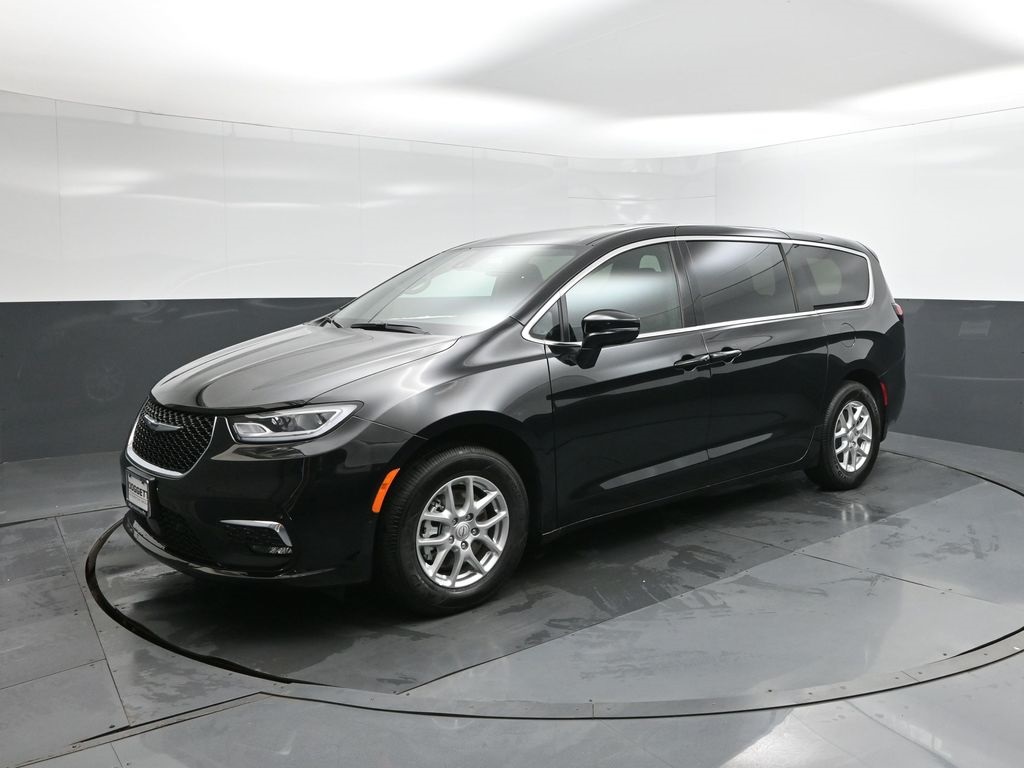 2026 Chrysler Pacifica Select's photo