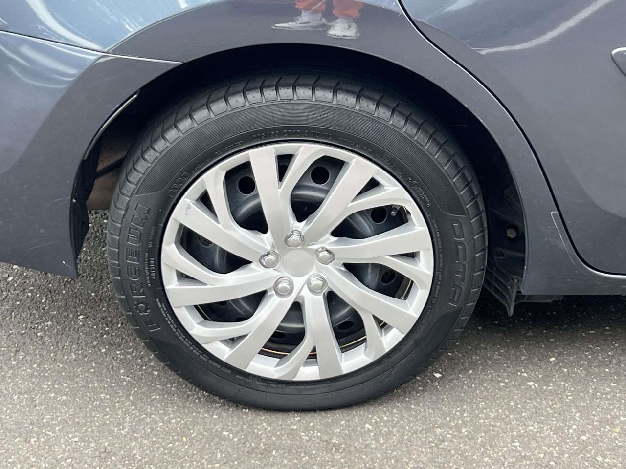 2016 Toyota Corolla LE photo 4