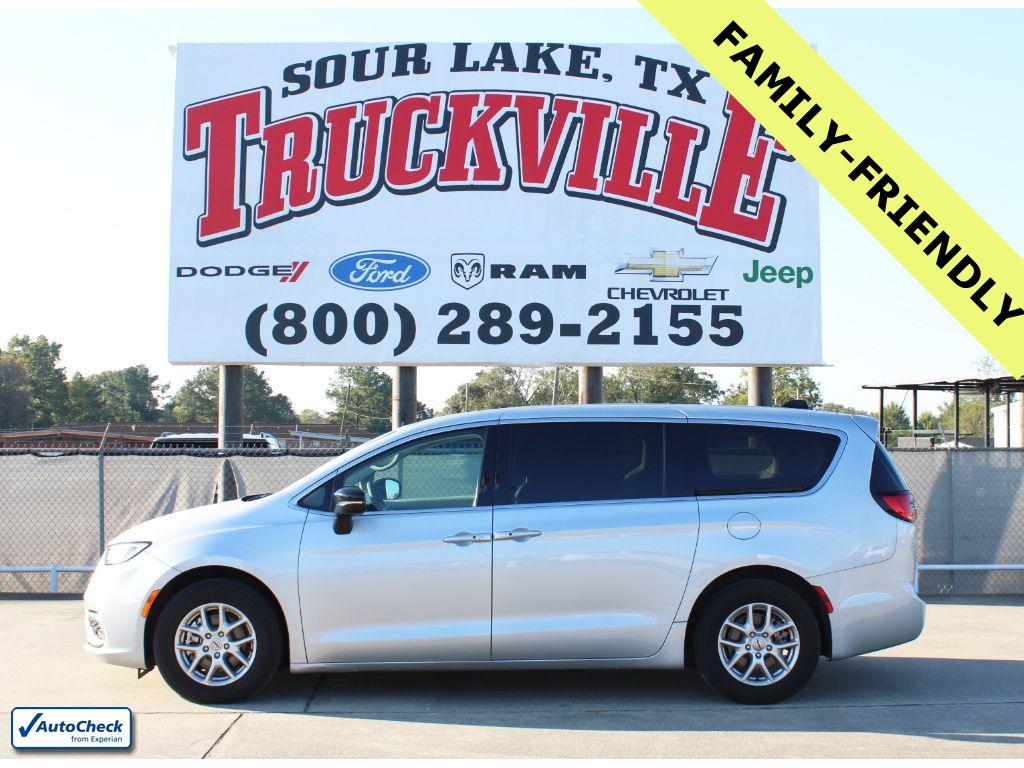 2024 Chrysler Pacifica Touring L's photo