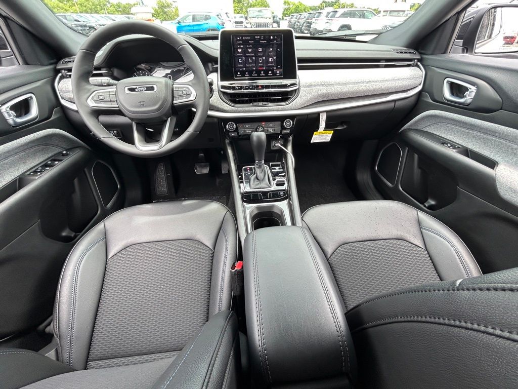 2025 Jeep Compass Latitude photo 28