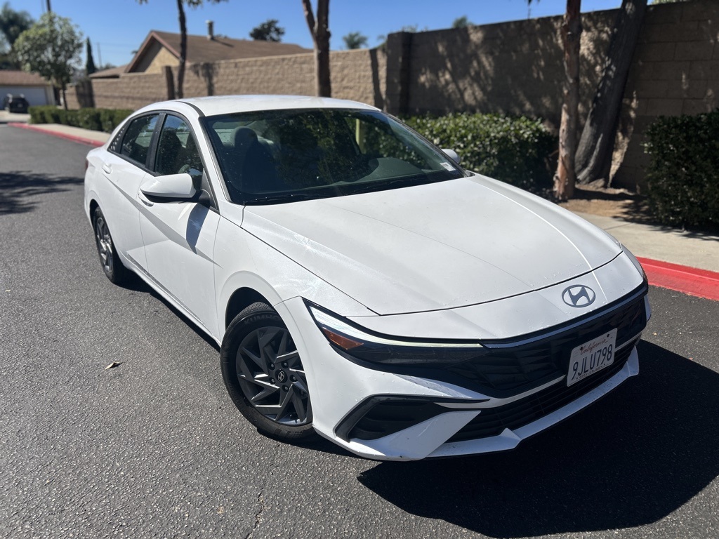 2024 Hyundai Elantra SEL photo 3