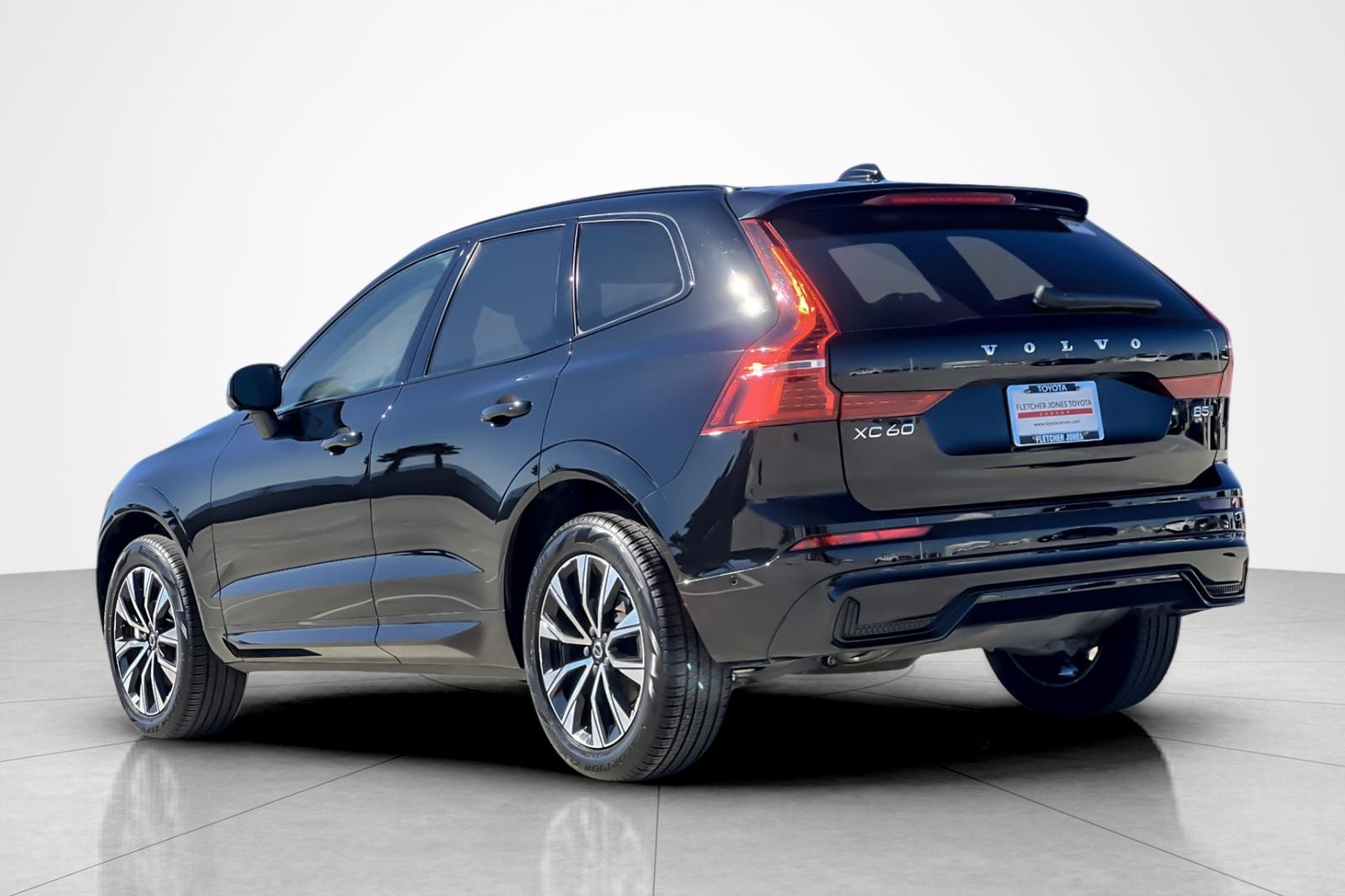 2025 Volvo XC60 Plus photo 3