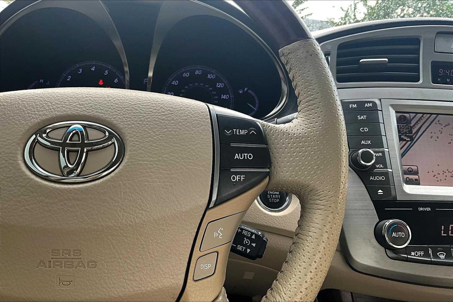 2011 Toyota Avalon Limited photo 23