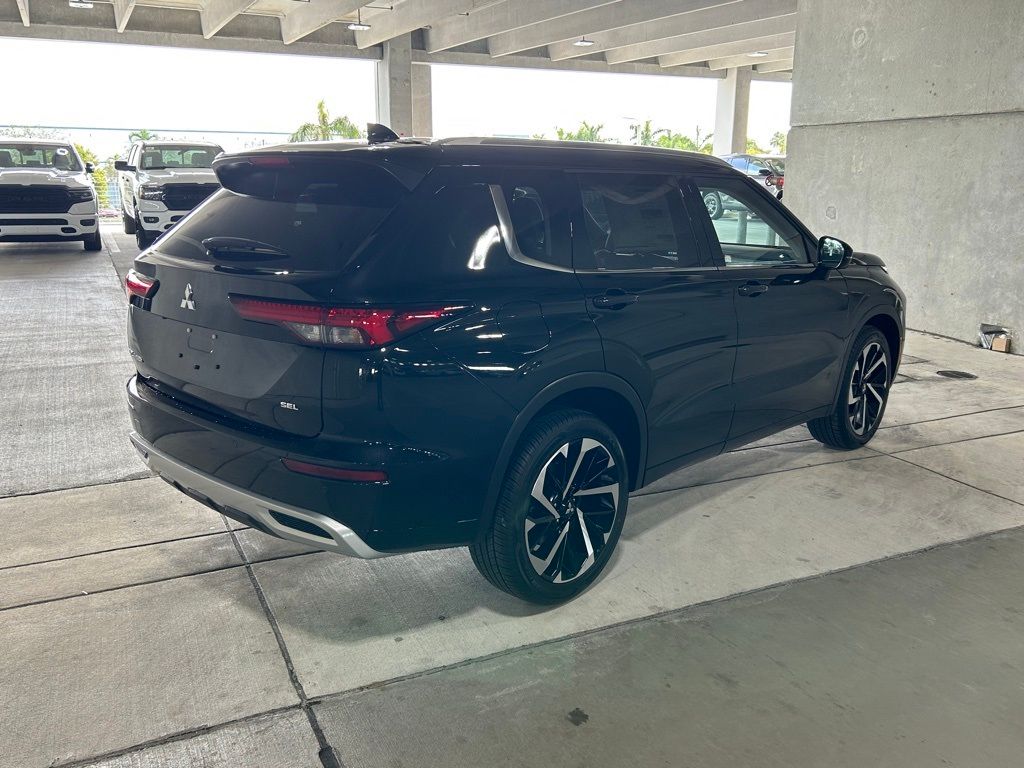2024 Mitsubishi Outlander SEL photo 3