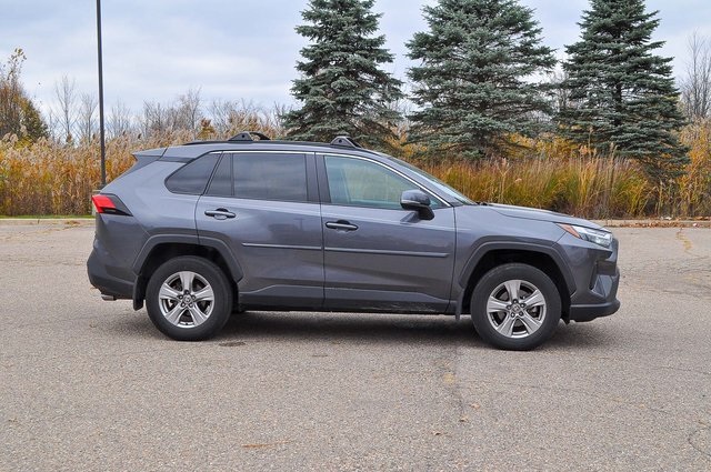 2022 Toyota RAV4 XLE photo 2