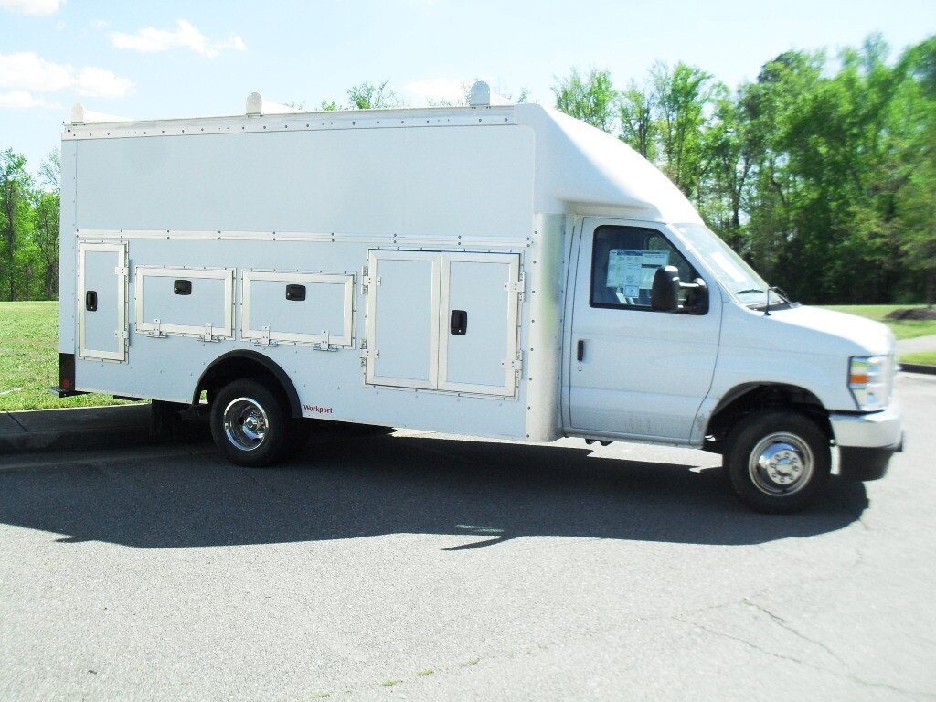 2025 Ford E-450 photo 2