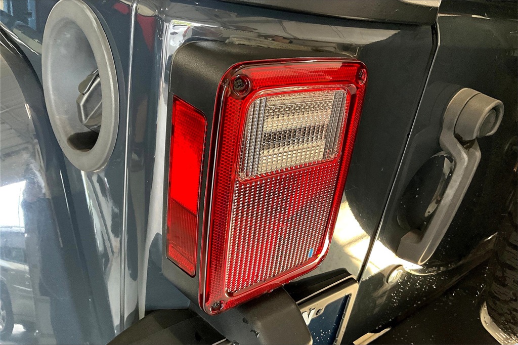 2016 Jeep Wrangler Unlimited Sahara photo 25
