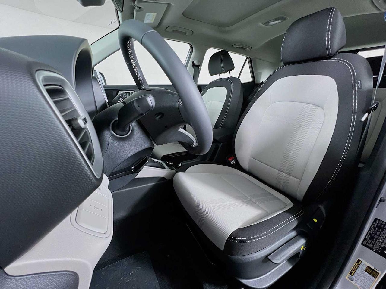 2025 Hyundai Venue SEL photo 10